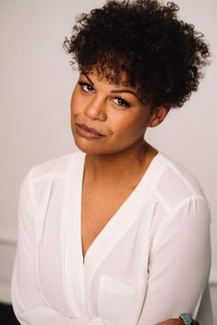 Sharon Cherry Ballard interpreta Hotel Receptionist