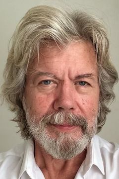 Michael Hennessy interpreta Hotel Guest (uncredited)