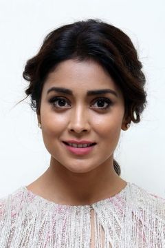Shriya Saran interpreta Priya R. Sethi