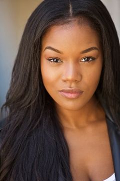 Mea Wilkerson interpreta Claire