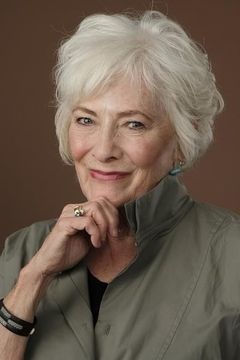 Betty Buckley interpreta Karen Fletcher