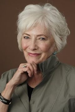 Betty Buckley interpreta Miss Collins