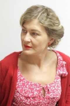 Jassie Mortimer interpreta Female Mason