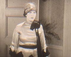 Anita Garvin interpreta Mrs. Vandevere (uncredited)