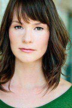 Samantha Ireland interpreta Mother