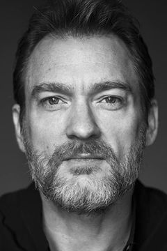 Ben Temple interpreta Alan Hillgarth