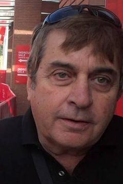 Stefano Natale interpreta cameriere al ristorante