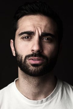 Lee Majdoub interpreta Translator