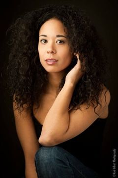 Lydia Campbell interpreta Museum Mom