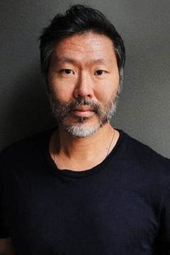 Johnathan Staci Kim interpreta Waiter (uncredited)