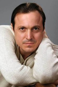 Igor Kistol interpreta Thug 1