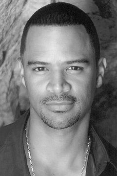 Dondre Whitfield interpreta Peter Swinson