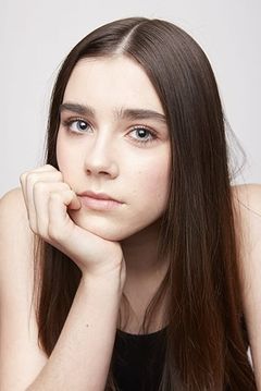 Sterling Jerins interpreta Lucy Dwyer
