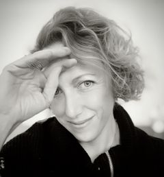 Clare Lawrence-Moody interpreta TV Woman