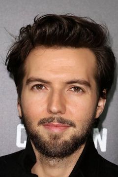 Guy Burnet interpreta Theo