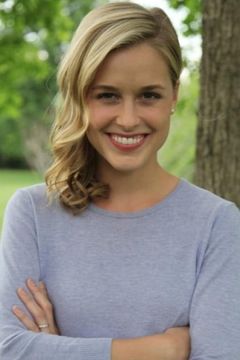 Lily Anne Harrison interpreta Janet