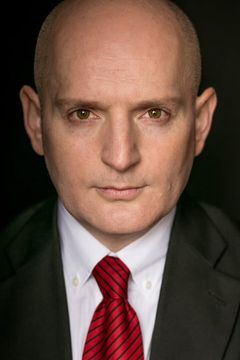 Matthew Foster interpreta Dorothea's Bank Manager