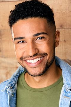 Joshua Smith interpreta Michael
