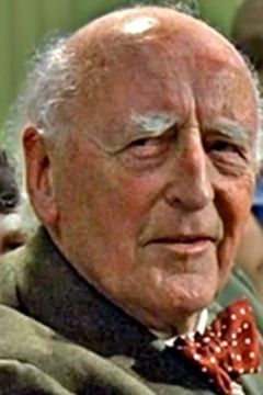 Llewellyn Rees interpreta Sir John