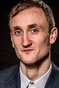 Tom Brooke interpreta Oxenby/Edmond