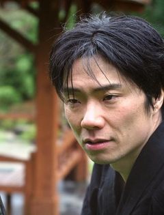 Yuki Iwamoto interpreta Yakuza Couch