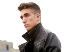 Myles Erlick interpreta Noah