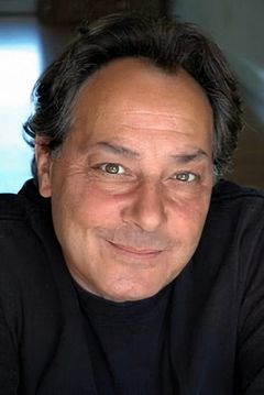 Robert Romanus interpreta Alumnus Guy #6