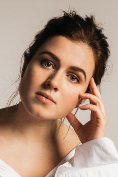 Amy Deasismont interpreta Spöket Albertina