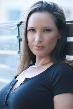 Carrie Eklund interpreta Coven Witch