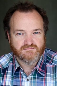 Vincent Debost interpreta Angus