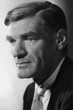 John Dierkes interpreta Policeman (uncredited)