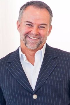 Stephen Jennings interpreta Defense Attorney