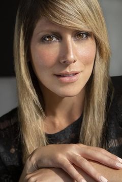 Karina Junker interpreta Fox News Reporter