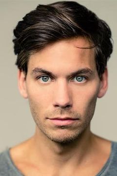 Alex Mills interpreta Lukas