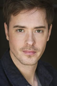 Ryan Kennedy interpreta Liam