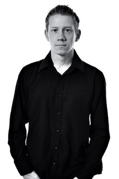 Sam Creed interpreta Dj (uncredited)