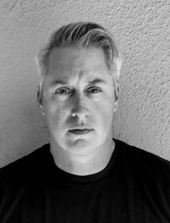 Wade Allen interpreta Business Suit Agent