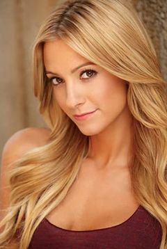 Nikki BreAnne Wells interpreta Biker Bartender