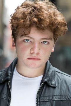 Max Raphael interpreta James