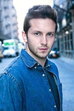 Alex Kramer interpreta Wounded Soldier (uncredited)