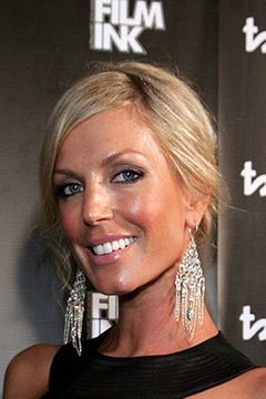 Annalise Braakensiek interpreta Bikini girl on beach