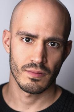 Sebastian Arroyo interpreta Motel Room Agent