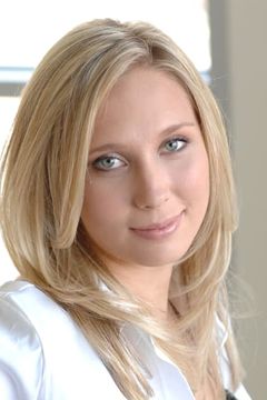 Jessica Shea Alverson interpreta Graduation Parent (uncredited)