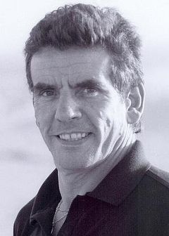 Roy Alon interpreta Cook (uncredited)