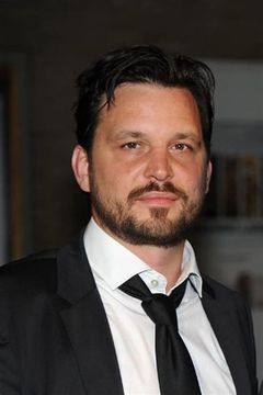 Sascha Alexander Geršak interpreta Arno
