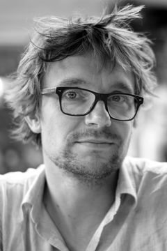 Peter van de Witte interpreta Nova's father