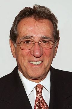Frank Pellegrino interpreta Policeman