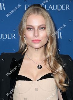 Danielle Lauder interpreta Karen