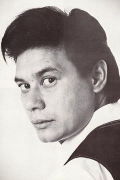 Kim Kahana interpreta Convict (uncredited)