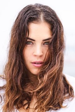 Kelly Thiebaud interpreta Blair Ayken
